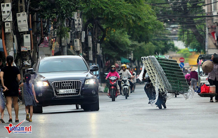 Xe chở tôn lao vun vút trên phố Hà Nội.