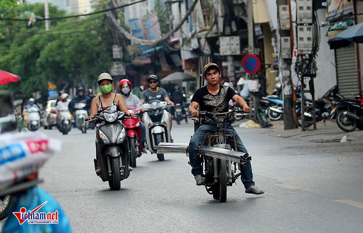 Ủy ban An toàn giao giao thông quốc gia ngay sau đó đã đề nghị TP Hà Nội thực hiện nghiêm việc quản lý phương tiện thô sơ, phương tiện cơ giới 3 bánh theo nghị quyết số 5 của Chính phủ; rà soát, sửa đổi, bổ sung các quy định nhằm siết chặt quản lý hoạt động vận tải của xe thô sơ, xe gắn máy, xe mô tô 2 bánh... Tuy nhiên, sau một thời gian làm ráo riết, tình trạng xe chở hàng cồng kềnh đã tái diễn.