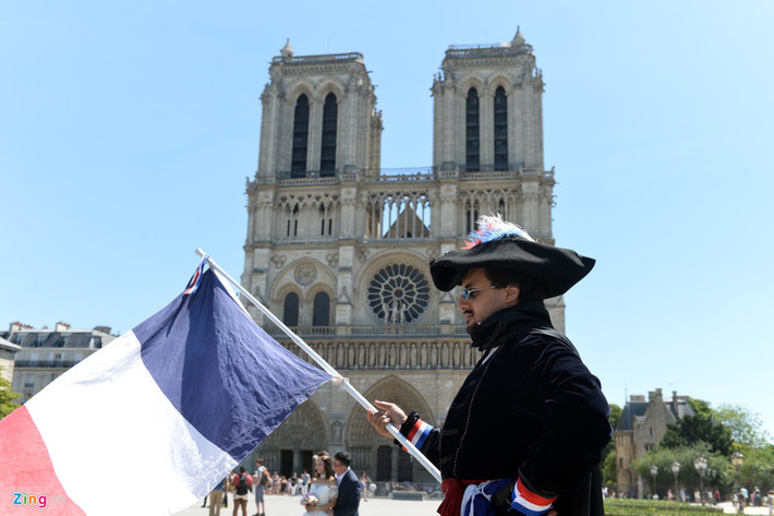 Nhà thờ Đức Bà là một trong những điểm thu hút du khách tại Paris. Tại đây có những "nghệ sĩ đường phố" ăn mặc nhiều phong cách, xin tiền du khách và chụp ảnh. Chỉ cần bỏ một vài xu vào chiếc hộp dưới chân, bạn sẽ được thoải mái chụp ảnh cùng người đàn ông này.