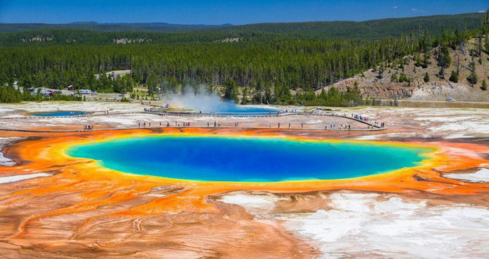 Vườn quốc gia Yellowstone thành lập năm 1872, được coi như một biểu tượng về tài nguyên thiên nhiên của Mỹ. Điểm nổi bật nhất trong công viên là hồ Morning Glory, hình thành từ mạch suối nước nóng. Vẻ đẹp từ màu sắc xanh lam, vàng cam, xanh da trời, và đỏ cùng với làn khói bốc hơi nghi ngút do nhiệt độ cao khiến cảnh vật xung quanh mờ ảo, tựa như ở hành tinh khác. Ảnh: Relativelyinteresting.com.