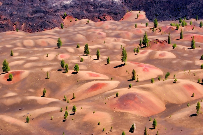 Cảnh tượng giống như một thiết kế đồ họa này có tên là Painted Dunes, nằm trong Vườn Quốc gia Lassen ở California, Mỹ. Màu sắc lạ lùng của đất đá nơi đây được hình thành từ quá trình oxy hóa của tro núi lửa. Ảnh: Panoramio.com.