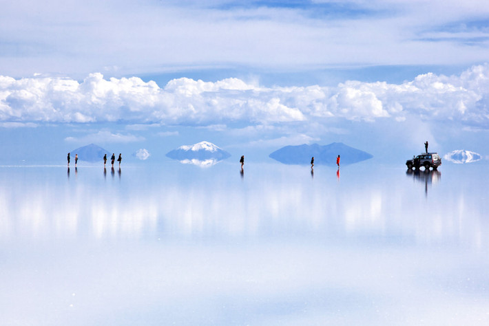 Salar De Uyuni là cánh đồng muối lớn nhất thế giới nằm ở Bolivia, có diện tích lên tới hơn 10.500 km2. Nơi này được coi như “tấm gương của bầu trời” vì trong những ngày nắng đẹp, cánh đồng khiến du khách không thể xác định được đường chân trời. Ảnh: Heiko Meyer, Laif/Redux.