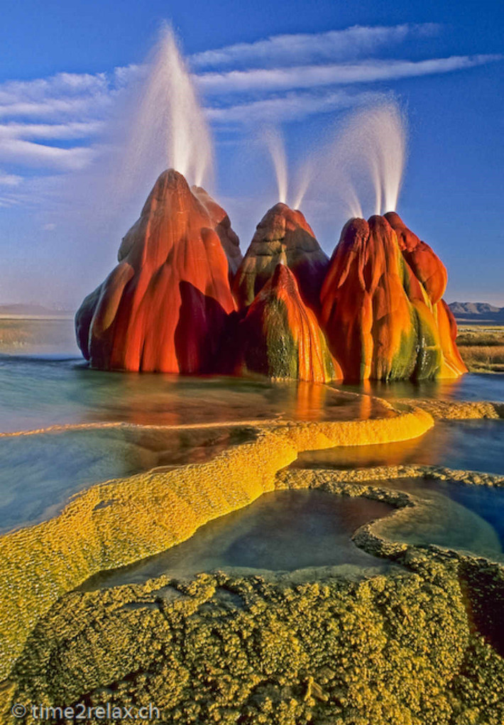 Đài phun nước Fly Geyser nằm ở một trang trại tư nhân tại Nevada, Mỹ. Nơi này được phát hiện một cách tình cờ khi chủ trang trại khoan giếng để lấy nước. Màu sắc sặc sỡ của đài phun nước được hình thành nhờ chất khoáng, nhiệt độ nóng và các loài tảo. Ảnh: Time2relax.ch.