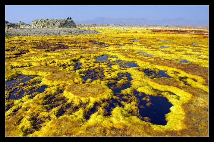 Dallol Volcano nằm ở sa mạc Danokil, Đông Bắc của Ethiopia, là một trong những địa điểm nóng nhất trên Trái đất với nhiệt độ trung bình ở mức 35 độ C. Sự kết hợp của suối nước nóng có chứa axit, lưu huỳnh, magma, muối tạo nên khung cảnh màu vàng cam lạ mắt. Địa danh kỳ lạ này là khu vực nguy hiểm vì chứa nhiều khói độc, an ninh không được đảm bảo, giao thông khó khăn nhưng mỗi năm vẫn có hàng nghìn du khách đến thăm. Ảnh: Oddcities.com.