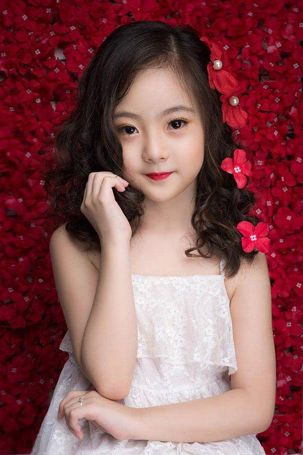Chính vẻ xinh xắn nhưng gương mặt có chút huyền bí của bé gái trong ảnh đã gây tò mò cho rất nhiều cho người xem. Nhiều người cho rằng, bé gái này không phải là người Việt mà là bé gái ngoại quốc, rất có thể là đến từ xứ sở sắc đẹp - Hàn Quốc.