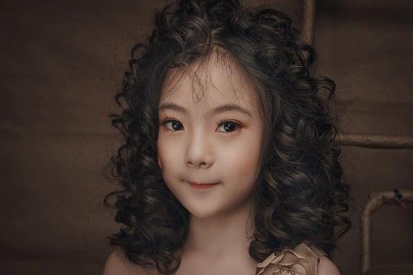 Không chỉ có năng khiếu bẩm sinh làm mẫu mà Vy cũng được đánh giá học rất tốt ở trường, em luôn đạt thành tích cao về các bộ môn và tinh thần đoàn kết giúp đỡ bạn bè trong học tập. Nói thêm về nghiệp mẫu của con gái, chị Vy Hằng cho biết: "Phong cách ăn mặc của bé ảnh hưởng nhiều từ người dì, vốn là một người mẫu chuyên nghiệp. Chính vì thế tôi sẽ hướng con theo nghệ thuật nếu đó là mơ ước của con".