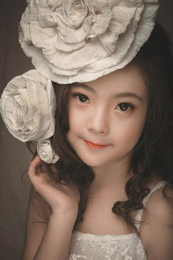 Tìm hiểu hơn nữa về cô bé Bảo Vy mang gương mặt cuốn hút này mới thấy "choáng". Cô bé thực chất từ lâu đã lọt vào con mắt của rất nhiều thương hiệu, bé từng tham gia nhiều show thời trang nhí, chụp ảnh quảng cáo cho các shop thời trang, quay clip cho VTC game...