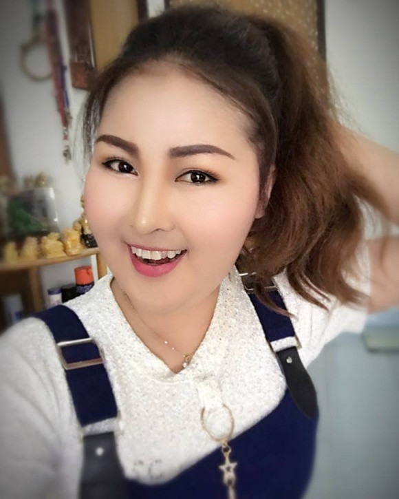 Từ một cô gái xinh đẹp và năng động trong cuộc sống, cô đã phải hứng chịu hậu quả của việc đụng ''dao kéo'' để thay đổi khuôn mặt. Dưới đây là những hình ảnh của cô gái trước khi phẫu thuật.