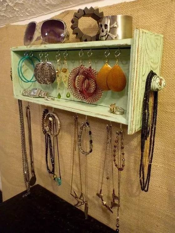 Bạn gái yêu thích phong cách vintage chắc chắn không thể bỏ qua một chiếc giá treo đồ trang sức được biến tấu sáng tạo từ ngăn kéo tủ này.