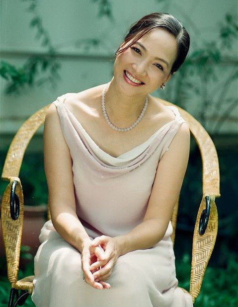 Gương mặt trái xoan thanh tú của Lê Khanh đẹp ở mọi góc độ.