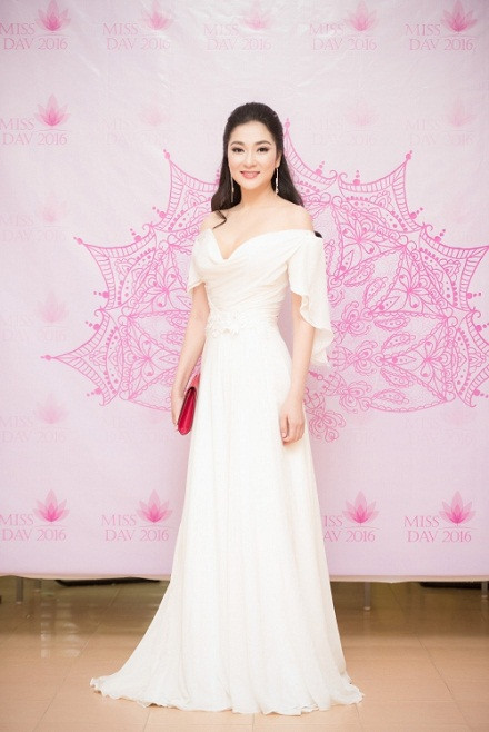 Hoa hậu Nguyễn Thị Huyền với nhan sắc lộng lẫy như nữ thần.
