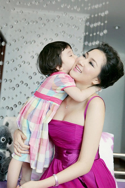 Ngay cả tới thời điểm hiện tại, sau khi trải qua nhiều sóng gió cuộc đời nhiều người vẫn không thể phủ nhận được nhan sắc đậm chất Việt Nam của Nguyễn Thị Huyền.