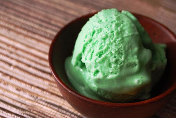 Kem ớt Jalapeño, Mỹ: Nhà hàng Max and Mina ở New York chuyên các món lạ lùng. Trong đó, loại kem làm từ ớt Jalapeño có thể khiến bạn chảy nước mắt. Du khách được cảnh báo trước khi thử, nhưng vẫn có người không tự lượng sức mình. Ảnh: Always Order Dessert.