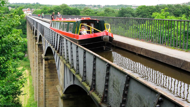 Cầu dẫn nước Pontcysyllte (Wrexham, Wales): Lướt trên những xà lan nhỏ dọc trên kênh dẫn nước của cây cầu Ponycysyllte kéo dài 307m phía bắc xứ Wales từ lâu đã là truyền thống của những gia đình dịp nghỉ cuối tuần và cả của những du khách. Không gì thú vị hơn được đi thuyền ở độ cao 38m ngắm toàn cảnh vùng nông thôn xứ Welsh.