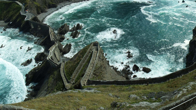 San Juan de Gaztelugatxe (Bermeo, Tây Ban Nha): Bắc từ đảo Gaztelugatxe (Lâu đài Đá) tới vùng đất liền Tây Ban Nha, cây cầu hùng tráng trên Vịnh Biscay từng được chọn làm bối cảnh quay đảo Đá Rồng trong phần 7 của loạt phim Trò chơi Vương quyền (Game of Thrones).