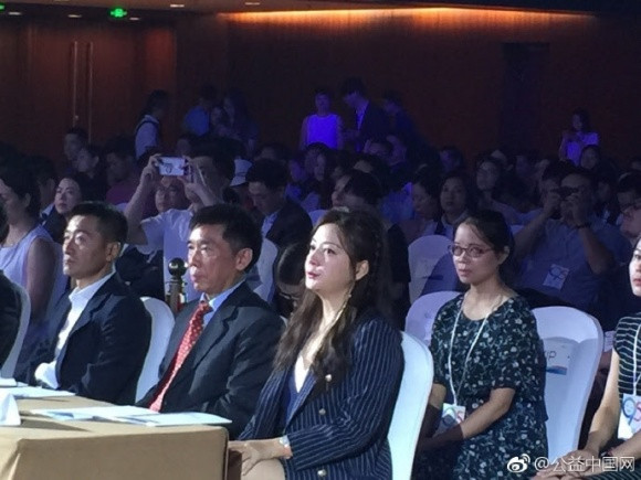 Còn nhan sắc thật của nàng Tiểu Yến Tử lại khá sưng phù, làn da cũng có những dấu hiệu rõ rệt của tuổi tác.rẻ.