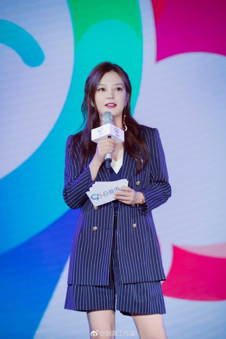 Xuất hiện trong các shoot hình, nhan sắc Triệu Vy vô cùng xinh đẹp, trẻ trung, làn da mịn màng.