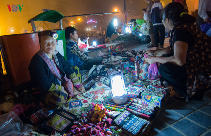 Chợ đêm Sa Pa họp vào cuối tuần.