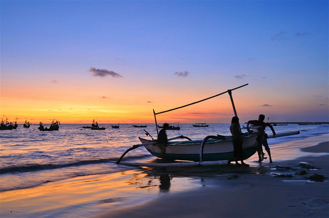 Bãi biển Jimbaran - Đảo Bali: Còn gì tuyệt hơn việc đặt một bàn tiệc hải sản bên bờ biển xinh đẹp này, ăn phủ phê tôm biển, mực, cá nhồng, cá hồng cùng cua nướng, và để mọi giác quan của bạn được đắm chìm trong cảm giác thỏa mãn khi chiêm ngưỡng cảnh “Mặt trời xuống biển như hòn lửa.”