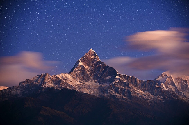 Sarangkot - Nepal: Với hồ nước trong vắt và đỉnh núi hùng vĩ, bầu trời Pokhara như được sinh ra để phản chiếu cảnh hoàng hôn tuyệt đẹp. Hãy đến Sarangkot theo sườn núi phía trên Phewa Tal để chiêm ngưỡng màn trình diễn ánh sáng của đêm tối trên núi Machhapuchhare và dãy Annapurna.