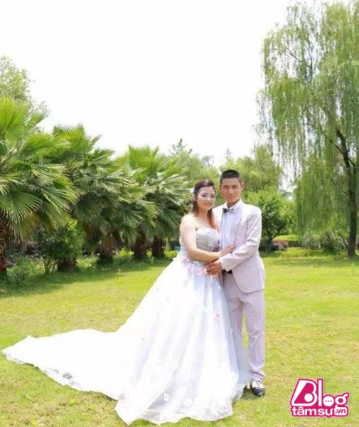 Cô dâu mới Lương bình chia sẻ về câu chuyện tình yêu của mình cùng chồng là anh Phan Quân với đôi mắt ngập tràn hạnh phúc. Cả hai yêu nhau từ khi còn là những cô cậu sinh viên ngồi trên giảng đường đại học, tình yêu của họ vô cùng đẹp đẽ và trong sáng. Cho đến khi tốt nghiệp, anh chàng Phan Quân quyết định nhập ngũ và trở thành một người chiến sĩ quân đội như truyền thống gia đình và bắt đầu từ đây đôi trẻ phải đối mặt với việc thường xuyên chia xa. Nhưng bằng tình yêu chân thành của hai người họ vẫn giữ được mối quan hệ tốt đẹp và quyết định về chung một nhà sau nhiều năm yêu nhau.