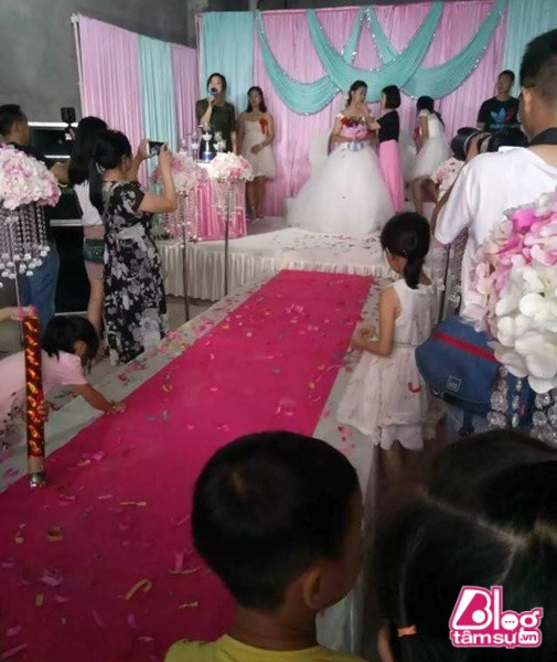 Câu chuyện về đám cưới kì lạ này đã lan rộng ra cả nước, nhiều phóng viên ở các tờ báo đã đến tận nơi tìm hiểu và được nghe một câu chuyện vô cùng xúc động về sự hy sinh, lòng vị tha của cô gái trẻ này. Hôn lễ này cũng sẽ là một kỉ niệm không bao giờ cô có thể quên được trong suốt cuộc đời mình sau này.