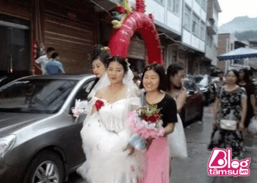 Những tưởng cô gái trẻ Lương Bình sẽ tức giận hủy hôn, nhưng cô đã khiến tất cả kinh ngạc khi vui vẻ cùng người em chồng lên xe đón dâu và cử hành hôn lễ mà không có chú rể. Chính lòng vị tha, sự hy sinh và tình yêu cô dành cho chồng của mình, một người chiến sĩ lực lượng vũ trang đã khiến mọi người cảm thấy vô cùng ngưỡng mộ và khâm phục.