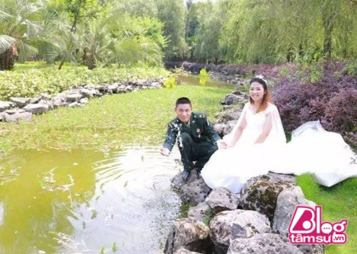 Được sự ủng hộ từ phía hai bên gia đình, cuối cùng hôn lễ cũng được tổ chức theo đúng kế hoạch ban đầu. Tuy nhiên, chính vào thời điểm đêm hôm trước ngày đón dâu, chú rể bất ngờ nhận được thông báo quay lại đơn vị thực hiện nhiệm vụ quan trọng. Không còn cách nào khác chú rể Phan Quân chỉ còn cúi đầu xin lỗi vợ tương lai và nhờ em gái cùng mọi người trong gia đình giúp mình cử hành hôn lễ.
