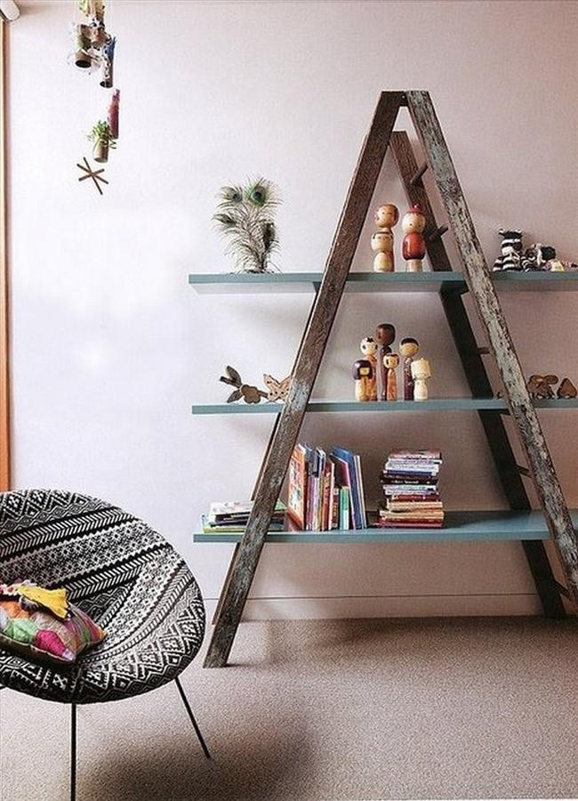 Làm kệ từ cầu thang chữ A là cách được nhiều người ưa chuộng. Đặt vài tấm gỗ hoặc tấm kính lên các bậc thang, vậy là bạn đã có một chiếc kệ chắc chắn. Chiếc kệ mới này có thể đựng được rất nhiều đồ, từ sách, đồ trang trí cho đến một vài chậu cây cảnh nhỏ.
