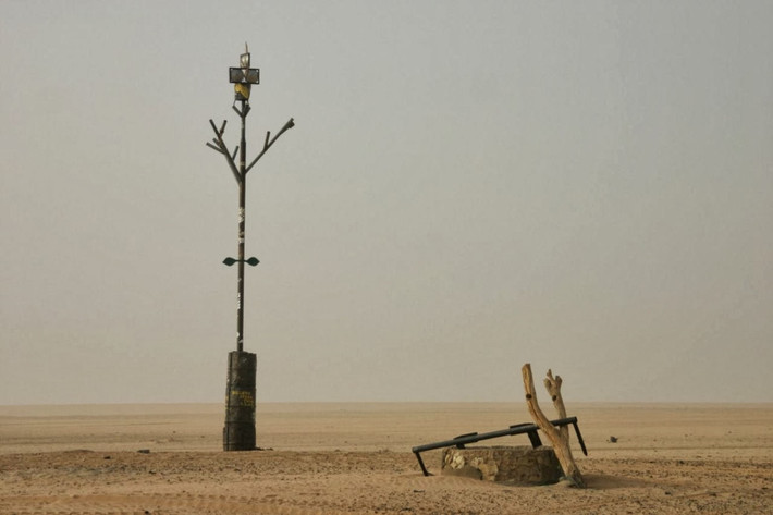 Năm 1973, một người Libya vô danh đã lái xe tải tới Nigeria theo một tuyến đường giao thương cổ đi qua gần cây Tenere. Anh ta đã uống say và đâm gãy thân cây nổi tiếng này. Thật không thể hiểu nổi tại sao người ta lại có thể đâm vào thân cây duy nhất giữa sa mạc mênh mông. Ngày nay, tại vị trí của cây, một tác phẩm điêu khắc bằng kim loại được dựng lên để tưởng nhớ Tenere. Ảnh: Webool.