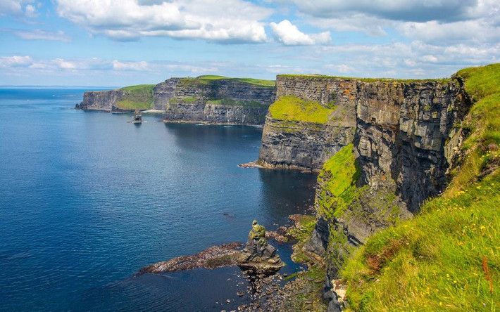 Vách đá Moher, Ireland: Nhìn từ chân vách đá Moher cao gần 120 m so với mặt biển, bạn sẽ thấy 300 triệu năm lịch sử trải rộng trước mắt. Đây không chỉ là một điểm du lịch tuyệt vời mà còn là nơi có giá trị địa chất, khảo cổ học quan trọng. Ảnh: Travel&Leisure.