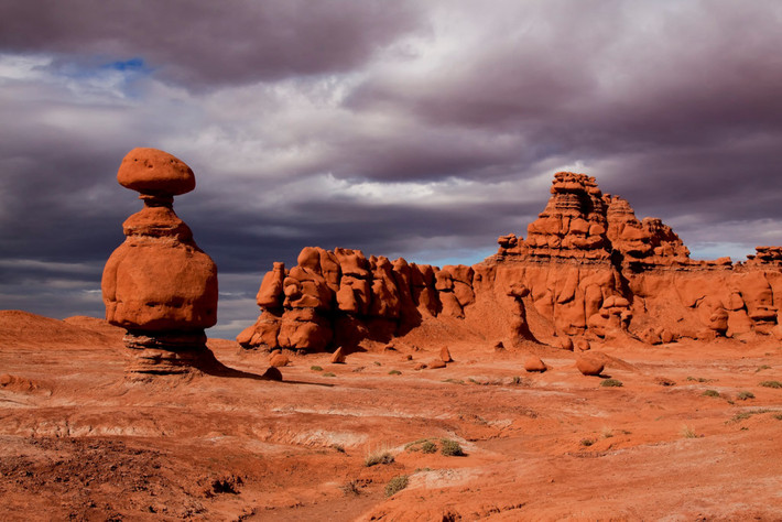 Đá cổ Goblins, Utah, Mỹ: Khung cảnh siêu thực của những tảng đá Goblins thu hút hàng trăm nghìn du khách mỗi năm. Những khối đá khổng lồ được gió và mưa bào mòn qua hàng triệu năm, tạo thành hình dạng độc đáo không đâu có. Ảnh: Cool Green Science.