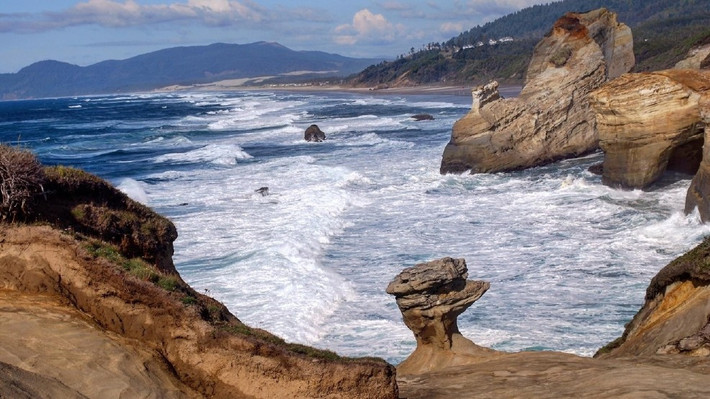 Tảng đá Duckbill, Oregon, Mỹ: Tạo hóa mất hàng nghìn năm để tạo ra tảng đá hình mỏ vịt ấn tượng này. Đây là một trong những điểm du lịch hút khách ở vùng Bắc Thái Bình Dương. Ủy ban Công viên quốc gia Oregon đã dựng các rào chắn để không ai vô tình làm hư hại cảnh quan kỳ vĩ này. Tuy nhiên, họ không tính đến những trường hợp cố tình phá hoại. Ảnh: Kbnd.