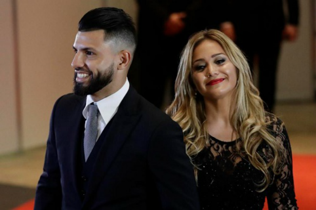 Karina Tejeda, bạn gái tiền đạo Sergio Aguero. Karina Tejeda, sinh năm 1986, là ngôi sao nhạc pop đình đám Argentina nói riêng và khu vực Nam Mỹ nói chung. Cặp đôi được ví như "Becks - Vic của xứ tango".