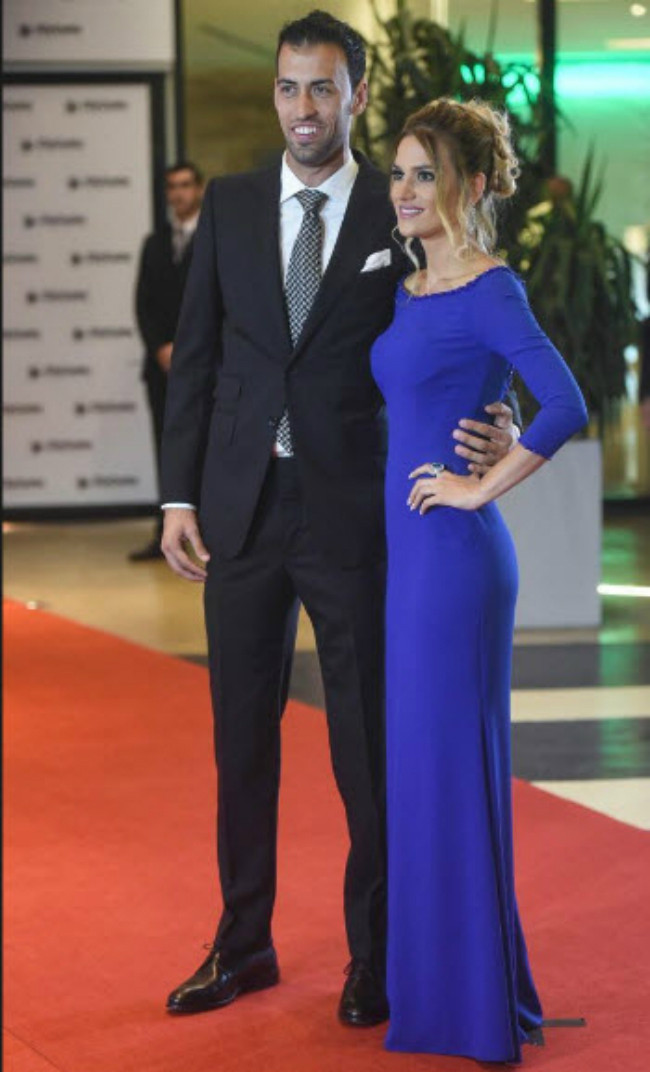 Elena Galera, bạn gái của tiền vệ Sergio Busquets. Là người khá kín tiếng, Busquets chỉ mới công khai cô bạn gái xinh đẹp trong một bữa tiệc của đội bóng Barca hồi năm 2014.