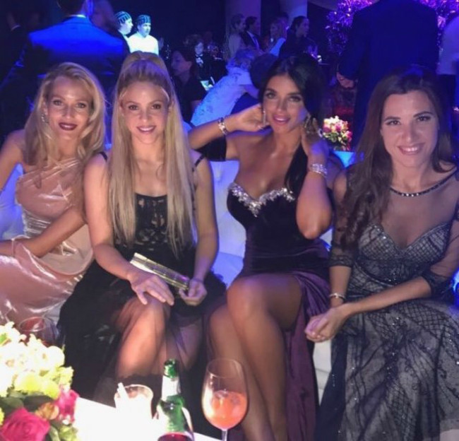 Nổi bật nhất chắc chắn là nữ ca sĩ Shakira - vợ của hậu vệ Gerard Pique.