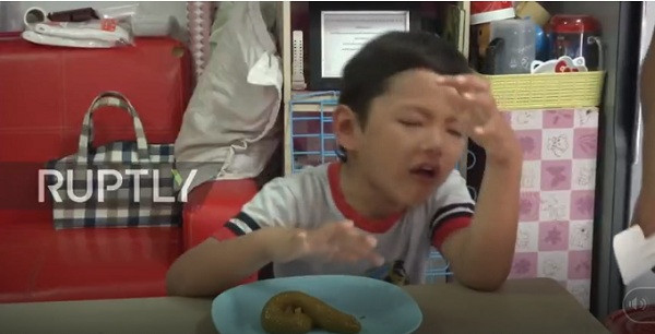 Cậu bé kinh hãi được cho ăn thử và nôn ngay lập tức. Tuy nhiên, có một số khách hàng vẫn mắt nhắm mắt mở liều mình ăn thử và nhận ra nó chỉ là thạch mà thôi!