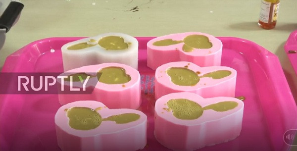 Đây chỉ đơn giản là một món thạch với nước dừa, gelatin và phẩm màu. Nước thạch được pha màu rất chuẩn, đổ vào khuôn nhựa 3D để ra dáng y hệt 'hàng thật'. Theo chính chủ quán, món 'thạch phân' này đang trở thành một trong những món tráng miệng được khách hàng của chị ưa thích nhất. Chị cho biết mình đã bán được khoảng 1,000 phần mỗi tháng với giá gần 1 đô la (tầm 22.000 đồng) một phần.
