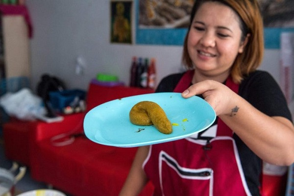 Mới nhìn qua, món ăn này thực sự khiến nhiều người rất buồn nôn. 'Thật là lạ, vì sao cho tới nay chưa ai làm món tráng miệng theo hình phân chó thế này. Tôi thấy ai cũng thích!', Wilaiwan Mee-Nguen nói với phóng viên.