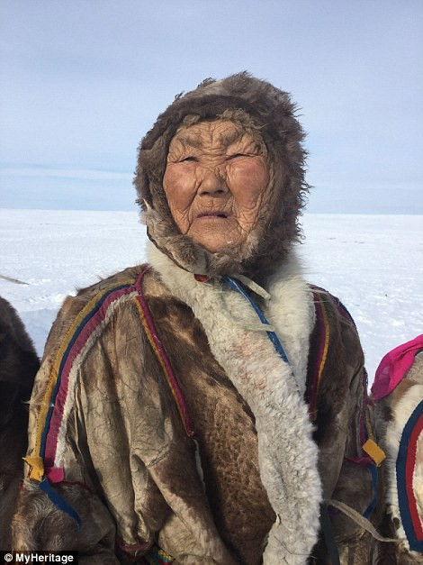 Nhiếp ảnh gia Golan Levi đã dành thời gian một tháng sống chung và ghi lại bức ảnh về người Nenets. Đây là một phần của dự án MyHeritage nhằm bảo tồn di sản của các tộc người đang có nguy cơ biến mất trên hành tinh. Trong ảnh là cụ bà Paraskovia Laptander, 97 tuổi.