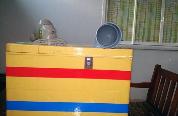 Thành viên Jijivan chia sẻ trên một diễn đàn cho biết, anh mua quạt treo tường loại nhỏ, bán đầy trên vỉa hè đường Nguyễn Kiệm đoạn gần siêu thị Co.opmart (TP.HCM), giá không đến 100.000 đồng/cái. Thùng xốp mua ở gần Thiền viện Vạn Hạnh, giá rẻ hơn ở chợ, chỉ vài ngàn đồng/cái tùy loại. Mua thêm cái ống nước hình chữ L cỡ to nữa về lắp vào. “Tổng tiền đầu tư của em chỉ hết hơn 100.000 đồng, rất rẻ”.
