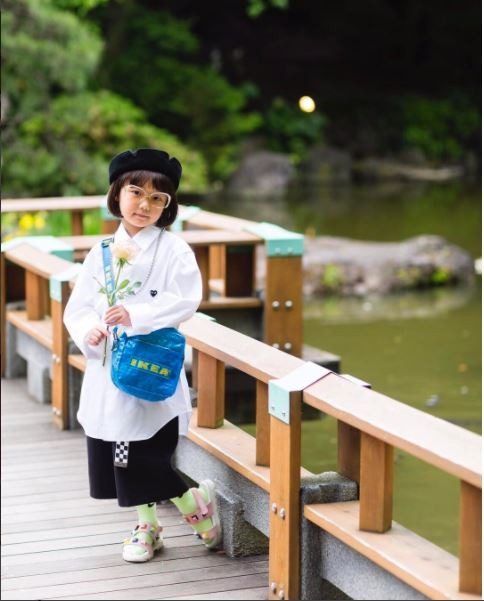 Ngoài những giây phút tạo dáng "cực lạnh" cô nhóc đáng yêu cũng có khi điệu đà thế này.