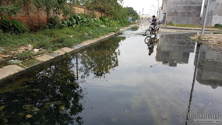 Tuy nhiên, ông Cường cho biết nước ở đây rất bẩn, chỉ cần bước chân xuống về rửa không kỹ là có thể bị ngứa ngáy, lở loét.