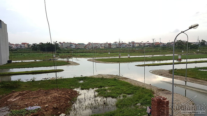 Dù trời không mưa nhưng người lớn, trẻ em hạn chế ra ngoài vì đường ngập.