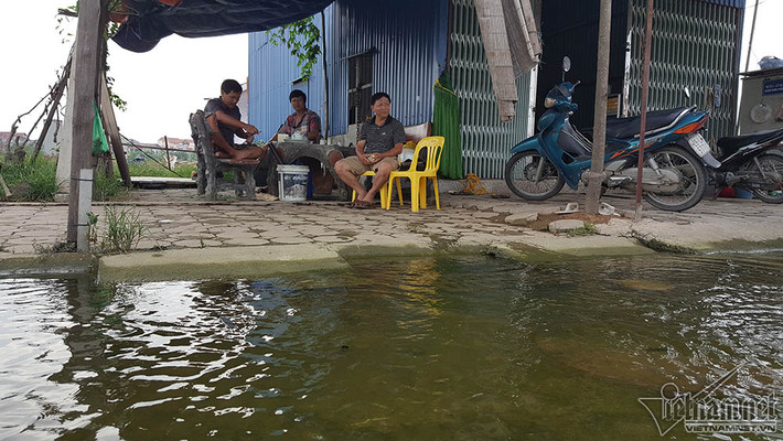 Người dân cũng cho biết thêm đây là khu đất trũng, mới xây dựng, khả năng tiêu thoát kém đã gây ngập úng dài ngày mỗi khi mưa to.