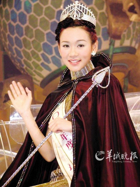 4. Dương Tử Kỳ - 39 tuổi Người đẹp sinh năm 1978 từng giành được ngôi vị cao nhất cuộc thi Hoa hậu Hồng Kông năm 2001 cùng số lượng giải phụ kỷ lục nhất. Dương Tư Kỳ đoạt liền 5 giải thưởng: Thí sinh được yêu thích nhất, Thí sinh ăn ảnh nhất, Thí sinh có hình thể đẹp nhất, Thí sinh có nụ cười đẹp nhất và Thí sinh có tiềm năng diễn xuất. Cùng năm, cô lọt vào top 5 Hoa hậu Hoa kiều. Tuy nhiên, Dương Tư Kỳ lại là một trong những hoa hậu tai tiếng nhất xứ cảng thơm. Bê bối tình cảm khiến cô gần như mất tất cả, gặp khó khăn về kinh tế, làm mẹ đơn thân ở tuổi 38, thậm chí bị trầm cảm vì bị scandal bủa vây.