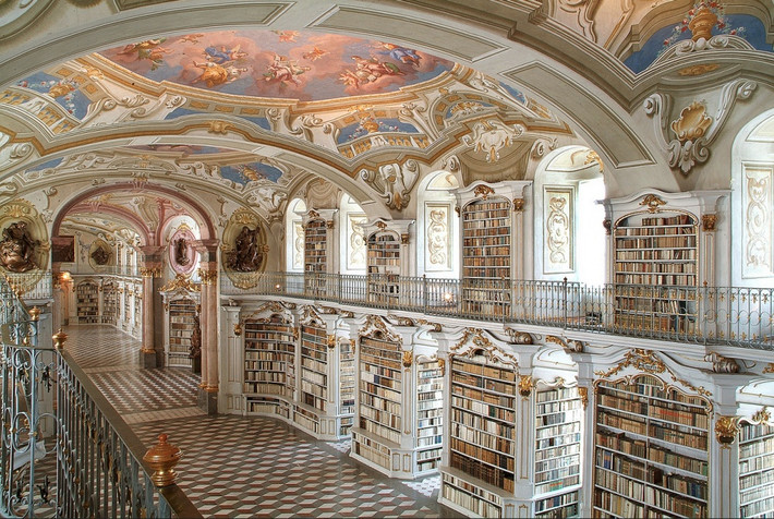 Thư viện Admont Abbey, Admont, Áo: Thư viện được xây dựng theo kiến trúc Baroque, chứa những bộ sưu tập khoa học lâu đời. Không chỉ ấn tượng trong kiến trúc, thư viện lộng lẫy Admont Abbey còn khiến nhiều người mê mẩn khi nằm trong vùng danh lam thắng cảnh tuyệt đẹp.