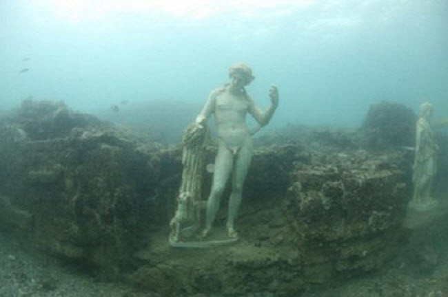 5. Baiae, Italy Thành phố cổ từ thời La Mã từng là khu nghỉ dưỡng của những người giàu có và nổi tiếng, với nhiều dòng suối nước nóng. Khi nước biển dâng, Baiae dần bị nhấn chìm và du khách tìm các thành phố khác để nghỉ ngơi. Nhiều bức tượng nguyên vẹn và dấu tích của các công trình vẫn được tìm tại thành phố dưới biển này.