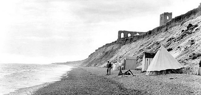 7. Dunwich, Anh Dunwich từ là một thành phố cảng lớn vào thế kỷ thứ 10 với diện tích tương đương thành phố London, nhưng ngày nay chỉ còn là một làng chài nhỏ với khoảng 100 cư dân. Với điều kiện thời tiết khắc nghiệt và tình sạng sạt lở nhanh, thành phố Dunwich gần như biến mất vào thế kỷ thứ 15.