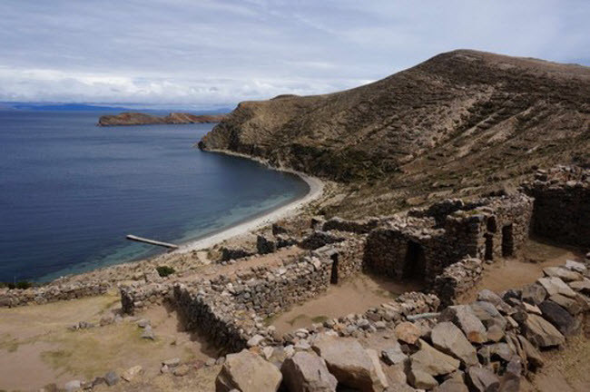 2. Lake Titicaca, Bolivia Theo truyền thuyết của người Incas, thành phố Lake Titicaca từng được gọi là Wanaku, nơi cất giấu vàng của các nhà vua Tây Ban Nha, nhưng kho báu này bị thất lạc theo thời gian. Sau khoảng 200 lần lặn, các thành viên của nhóm Akakor Geographical Exploring đã phát hiện một số cổ vật như tượng đá, trang sức vàng, hài cốt và phương tiện của thành phố bị lãng quên.